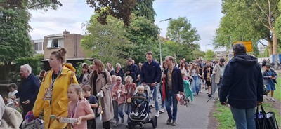 Deelnemers avond4daagse Nieuwerkerk aan den IJssel met drie muziekkorpsen binnengehaald