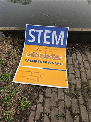 Leefbaar Krimpenerwaard doet aangifte van bekladding en vernieling verkiezingsborden.