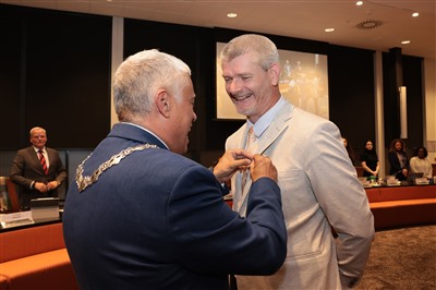 Koninklijke onderscheiding voor wethouder Cor Schaatsbergen