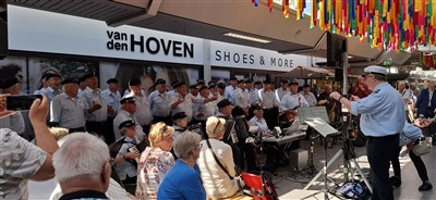 Geweldig optreden van ShantyKoor de IJsselmannen in winkelcentrum de Crimpenhof  t.g.v. de opening van Klasse Kip te Krimpen aan de IJssel