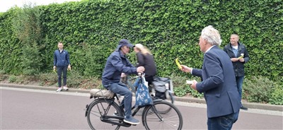 Wethouders Wubbo Tempel en John Janson delen bananen uit tijdens de jaarlijkse Fiets naar je Werk Dag in Krimpen aan den IJssel
