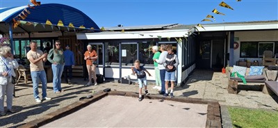 Pentanquebaan officieel geopend bij Tennisclub Ouderkerk in Ouderkerk aan den IJssel