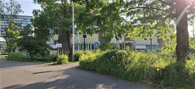 Nederlandse vlag halfstok bij Capels politiebureau aan de Slotlaan ter nagedachtenis aan collega’s