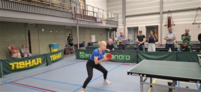 Bettine Vriesekoop bij 50-jarig jubileum van Capelse tafeltennisvereniging Pitt 75 (Plezier In Tafeltennis)