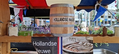  700 Euro voor Vaatje Hollandse Nieuwe tijdens  Veiling voor  goede doelen in Nieuwerkerk aan den IJssel 