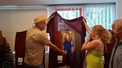 Fascinerende foto-expositie 'Dagelijks leven in Schenkel' geopend en magazine gepresenteerd in Capelle aan den IJssel