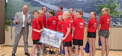 Wethouder Wybe Zijlstra huldigt kampioenen van CKV Nieuwerkerk D1 in gemeentehuis Zuidplas