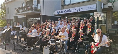 Druk bezocht Zomeravondconcert op een sfeervol Raadhuisplein in Lekkerkerk Druk bezocht Zomeravondconcert op een sfeervol Raadhuisplein in Lekkerkerk