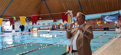 Burgemeester Han Weber geeft startsein voor Zwem4daagse in Nieuwerkerk aan den IJssel