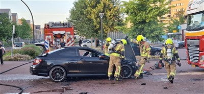 Rijdende auto vliegt in brand op de Fluiterlaan in Capelle aan den IJssel