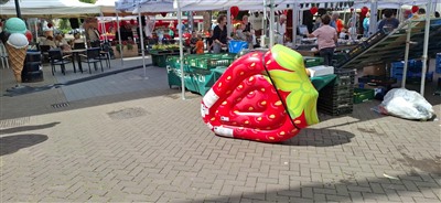  Vierde editie van het Aardbeienfeest gehouden op de Markt in Krimpen aan den Lek 