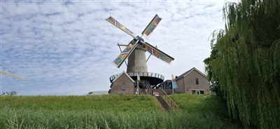 Korenmolen Windlust in Nieuwerkerk aan den IJssel trok veel bezoekers door kleurrijke wieken.