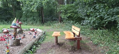 Bankje en tafel  van 100% Capels hout, sieren kabouterdorp in het Schollebos