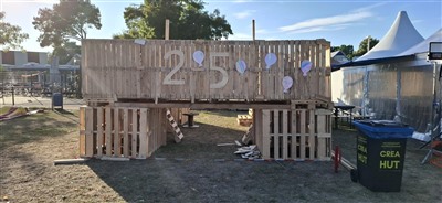  De bouw van het Huttendorp in Capelle Schollevaar is weer van start gegaan en viert dit jaar tevens het 25-jarig jubileum.
