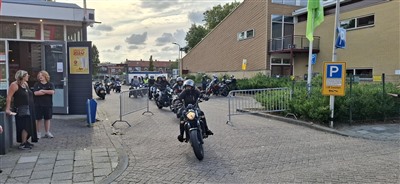 Motortoertocht en traditionele stoelendans gehouden tijdens Oer-Hollandse Speelweek in Capelle-West
