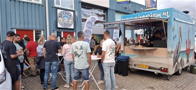 Feestelijke eerste schenking van het nieuwe Truck Bier bij Brouwerij IJssel in Krimpen aan den IJssel Feestelijke eerste schenking van het nieuwe Truck Bier bij Brouwerij IJssel in Krimpen aan den IJssel