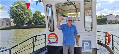Veerman Henk, jarenlang het vertrouwde gezicht van de veerdienst tussen Moordrecht en Gouderak gaat met pensioen. Veerman Henk, jarenlang het vertrouwde gezicht van de veerdienst tussen Moordrecht en Gouderak gaat met pensioen.