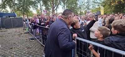 Django Wagner zorgt voor een fantastische sfeer in Krimpen aan den IJssel tijdens de succesvolle tweede editie van Krimpen Open Air.