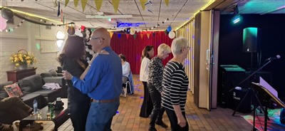 Eerste muzikale middag voor senioren met optreden van Grace & Mick in buurthuis 'T Klavier Capelle Schollevaar