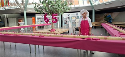 Genieten van feestelijke en langste taart van Krimpen aan den IJssel in 65-jarig winkelcentrum Crimpenhof 
