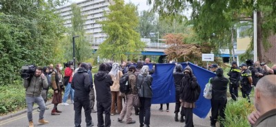 Klein protest na afloop van stille tocht bij politiebureau in Capelle aan den IJssel