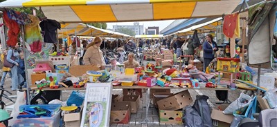 De traditionele Capelse Rommelmarkt op het Amnestyplein heeft weer veel bezoekers getrokken.