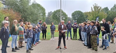 Burgemeester Joost Manusama opent het 40-jarig jubileumfeest van Zeeverkennersgroep Robert Baden-Powell.