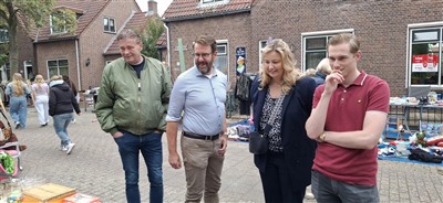 Burgemeester en wethouders bezoeken gezellige Rommelmarkt in sfeervolle Tuinstraat te Krimpen aan den IJssel