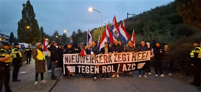 Protest voor gemeentehuis tegen opvang Statushouders in Nieuwerkerk aan den IJssel Protest voor gemeentehuis tegen opvang Statushouders in Nieuwerkerk aan den IJssel