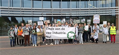 Partij voor de Dieren voert actie tegen kalverslachterij bij slachterij Boer aan de 's-Gravenweg in Nieuwerkerk aan den IJssel. Partij voor de Dieren voert actie tegen kalverslachterij bij slachterij Boer aan de 's-Gravenweg in Nieuwerkerk aan den IJssel.