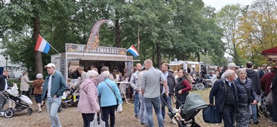 Verkoping van Stichting Adullam op het Koekoeksplein in Krimpen aan den IJssel  druk bezocht