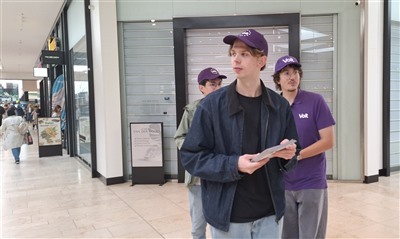 Volt deelt flyers uit aan winkelend publiek in winkelcentrum de Koperwiek.