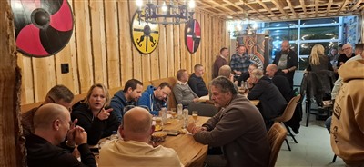 Eerste bierproeftest gehouden in het proeflokaal van Brouwerij IJssel te Krimpen aan den IJssel Eerste bierproeftest gehouden in het proeflokaal van Brouwerij IJssel te Krimpen aan den IJssel