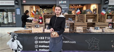 Franse sfeer in winkelcentrum de Koperwiek bij Nougat stand Franse sfeer in winkelcentrum de Koperwiek bij Nougat stand
