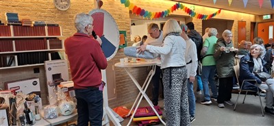 Bazaar in de ontmoetingskerk in Capelle Schollevaar trok, ondanks het sombere weer, veel bezoekers.