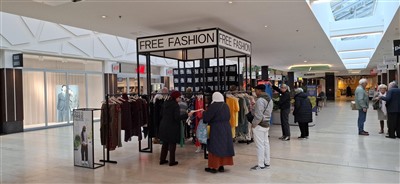 Klimaat week in Capelle aan den IJssel : "Geef het door"-markt gehouden in Huis van de Wijk Schenkel en gratis kleding shoppen in de Koperwiek 