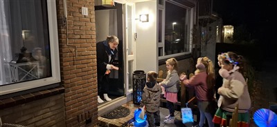 Kinderen met lampionnen trokken door de straten van Capelle West om Sint Maarten te vieren.