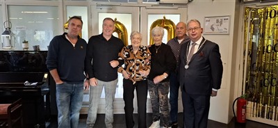 Burgemeester Han Weber feliciteert honderd jarige in Moordrecht