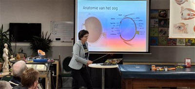 Oogarts en brandweer houden interessante lezing over vuurwerk bij EHBO vereniging Capelle.