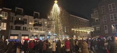 Kerstboom in Krimpen aan den Lek ontstoken tijdens sfeervolle Wintermarkt 
