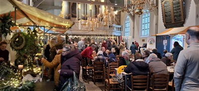 De tweede editie van de Mini-Kerstmarkt in de Dorpskerk te Capelle aan den IJssel trekt veel bezoekers