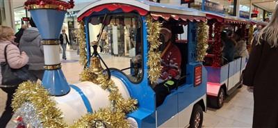 Rondrit met kersttrein voor kinderen in magische kerstsfeer van winkelcentrum de Koperwiek