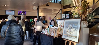 Kunstenaars presenteren hun werken tijdens de Winter Art Fair in het Isala Theater