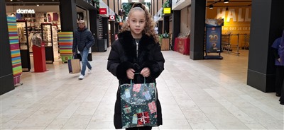 Hartverwarmend gebaar van Moos en de vrijvogels met het uitdelen van gevulde tassen aan kinderen en een kerstkaartenactie voor ouderen in winkelcentrum De Koperwiek.