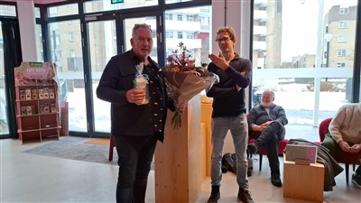 Marcel Laban ontvangt Shollevaarse Kaars voor zijn toewijding en inzet als vrijwilliger.