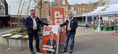 SGP Krimpenerwaard voert campagne op de weekmarkt in Krimpen aan den Lek