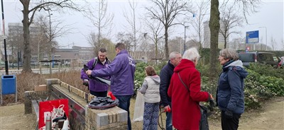 KrimpenSchoon en leden van de partij Samen voor Krimpen houden opschoon actie in Oud- Krimpen