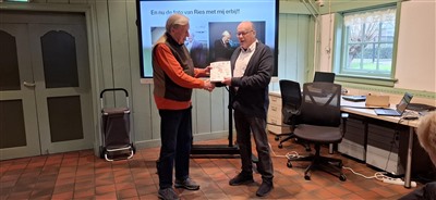 Boek Krimpense Kiezers Keuze 1972–2026 gepresenteerd en overhandigd in de Tuinzaal van Streekmuseum Krimpenerwaard