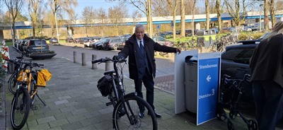 Capelle aan den IJssel kiest een nieuwe gemeenteraad. Burgemeester Joost Manusama bezoekt stembureaus.