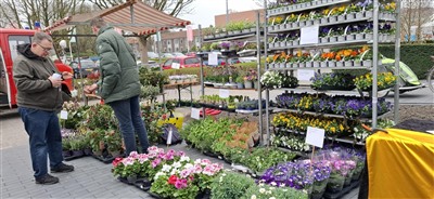 Gezellige verkoping gehouden in en rondom oud gereformeerde kerk aan de Nachtegaalstraat